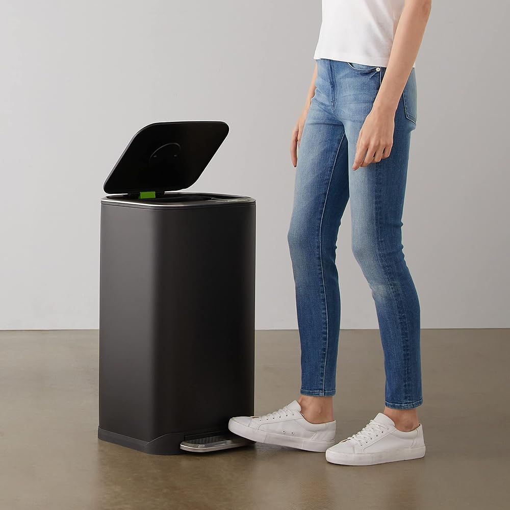 Amazon Basics Poubelle rectangulaire à fermeture douce - 32 l, noir : Cuisine et Maison