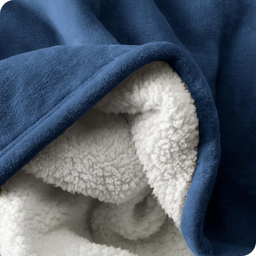 Bare Home Couverture Polaire Sherpa - Chaud et Léger - Couverture en Peluche Moelleuse et Douce - Réversible (220 x 240, Bleu Foncé) : Cuisine et Maison