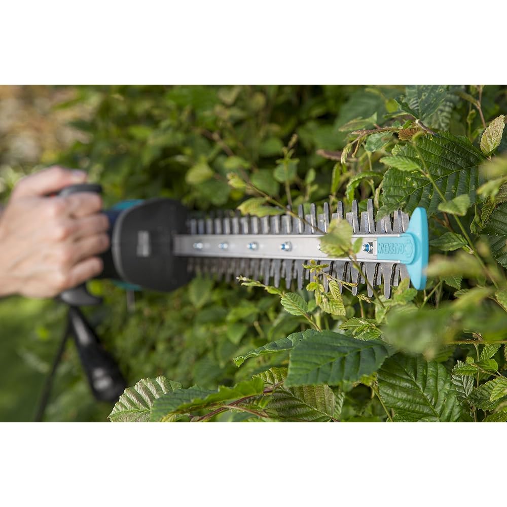 Taille-haies électrique EasyCut 420/45 de Gardena : taille-haies électrique avec moteur de 420 W, 45 cm de longueur de lame, écartement des dents de 18 mm, butée de protection (9830-20) : Jardin