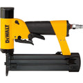 DEWALT Cloueur de Précision Pneumatique 23GA - Modèle Léger et Compact - Puissance Réglable - Poignée Ergonomique en Caoutchouc - Boîtier Aluminium - Mallette de Transport Comprise, DPN2330-XJ : Bricolage