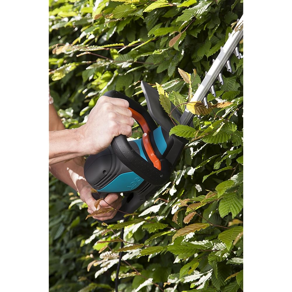 Taille-haies électrique ComfortCut 600/55 de Gardena : taille-haies avec moteur de 600 W, 55 cm de longueur de lame, écartement des dents de 27 mm, poignée ergonomique et butée de protection (9834-20) : Jardin
