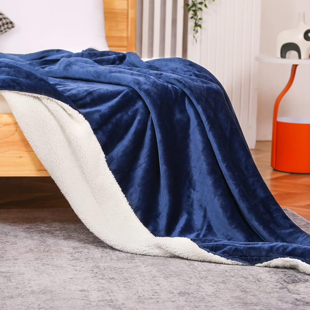 Sweetnight Couverture 230x270 cm Couverture Sherpa Canape, Jeté de Canapé Bleu, Couverture Polaire Epaisse Hiver et Été, Plaid Fourrure Polaire pour Chambre à Coucher, Canapé, Lit : Cuisine et Maison