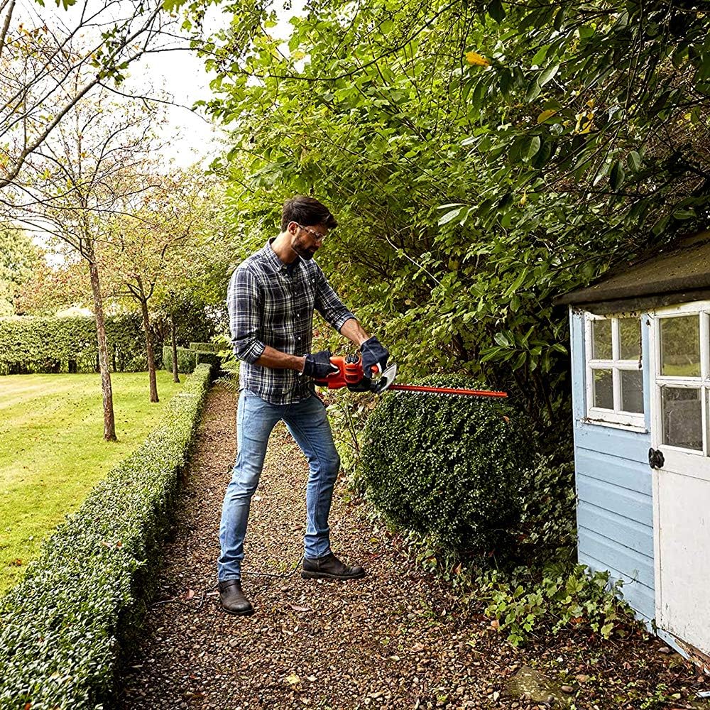 BLACK+DECKER Taille-Haies Filaire 420 W, Taille-Haies Electrique 45 cm avec 2 Poignées et Garde, Lame Asymétrique, Ecartement 16 mm, Robuste et Léger, BEHT201-QS Noir : Jardin