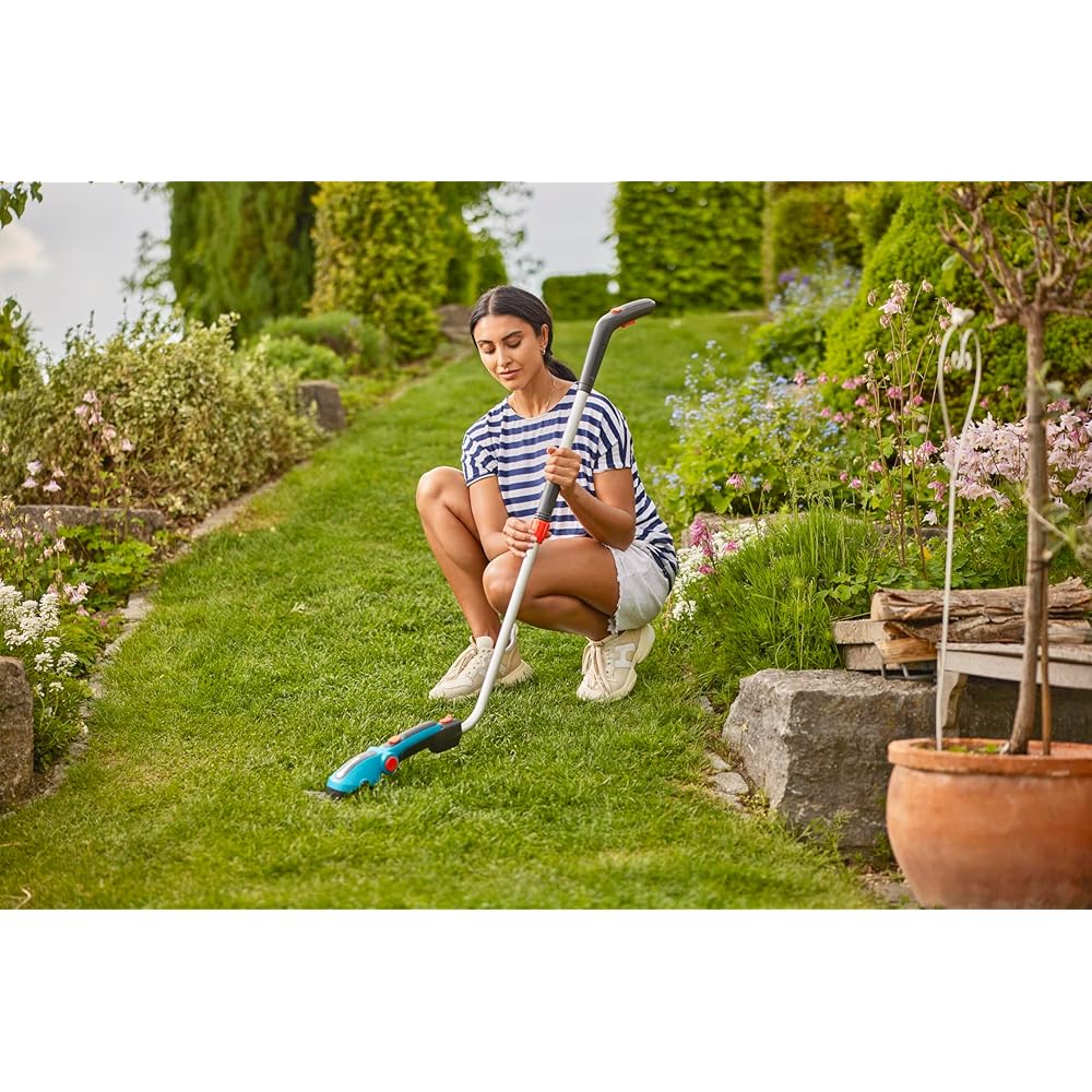 Gardena Set de cisailles à Gazon sans Fil ComfortCut Li :cisaille à Gazon et Manche télescopique avec roulettes, poignée Confort réglable avec Affichage LED, Changement de Lame sans Outils (9889-20) : Jardin