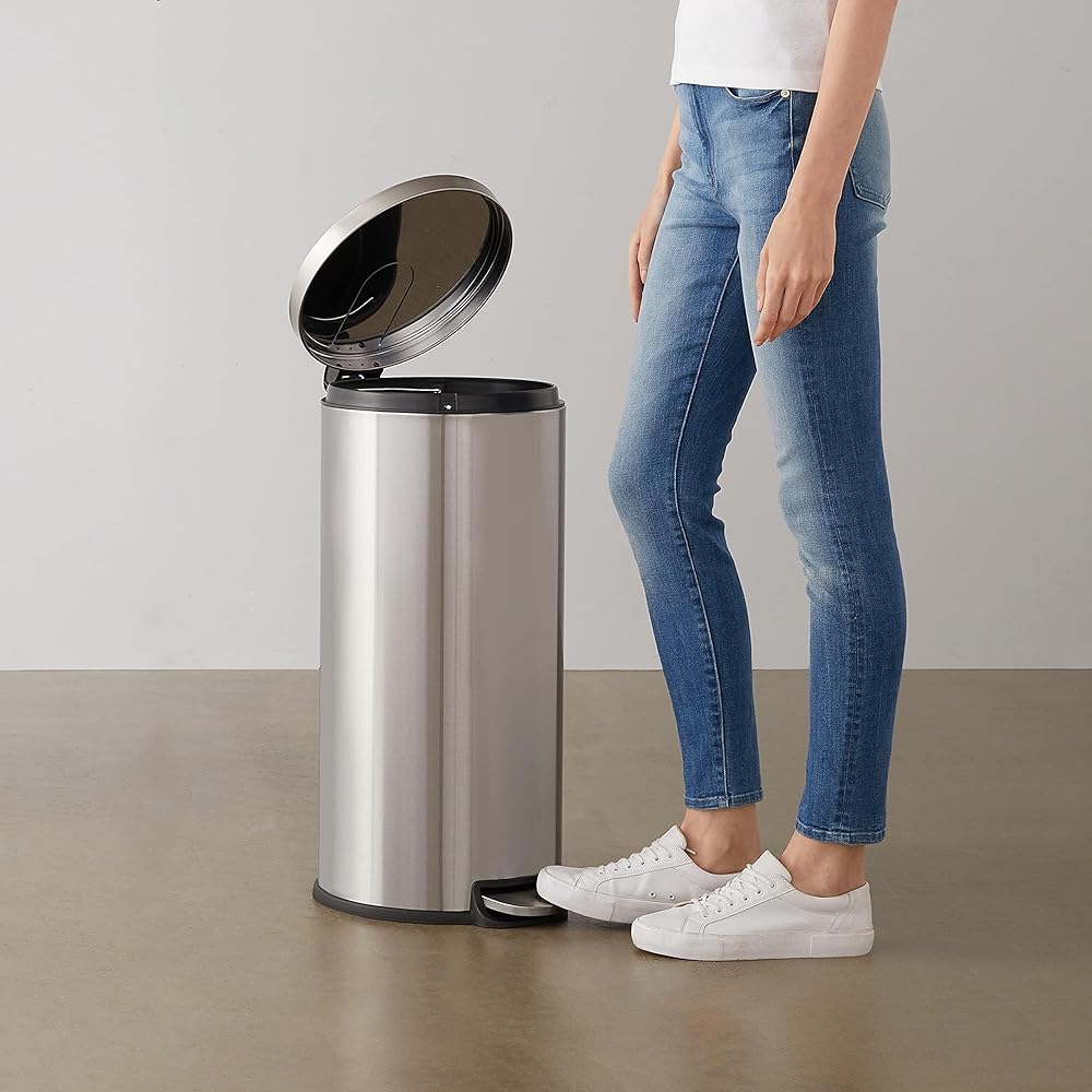 Amazon Basics Poubelle à fermeture amortie, Ronde, 30 l (7.9 Gallons), Argent : Cuisine et Maison