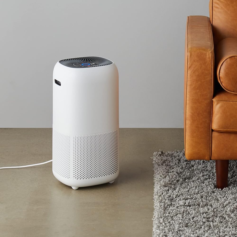Amazon Basics - Purificateur d'air, Couvre 48 m², Filtre True HEPA, Élimine 99,97 % des allergènes (poussière, fumée, pollen), Capteur intelligent de la qualité de l'air, Prise européenne, Blanc : Cuisine et Maison