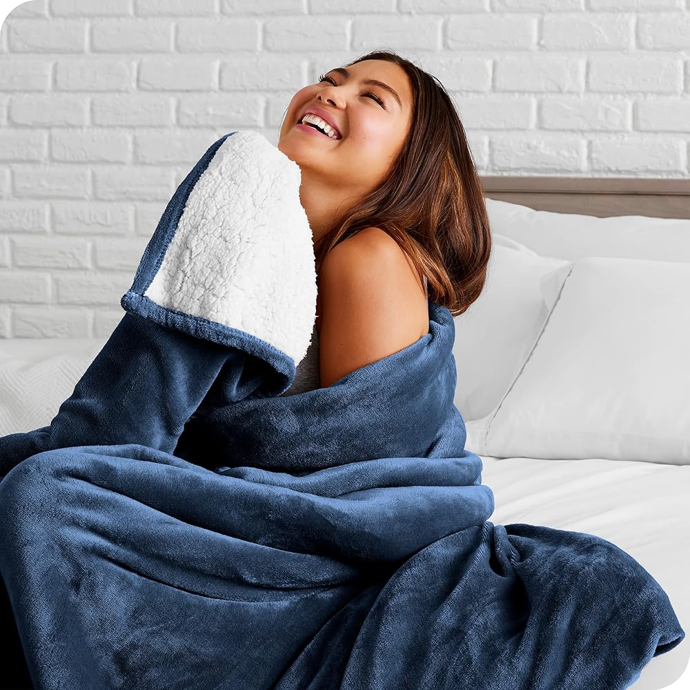 Bare Home Couverture Polaire Sherpa - Chaud et Léger - Couverture en Peluche Moelleuse et Douce - Réversible (220 x 240, Bleu Foncé) : Cuisine et Maison