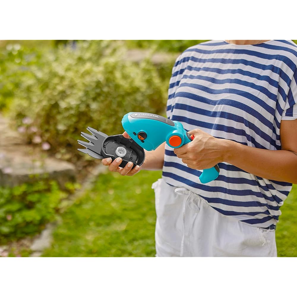 Gardena Set de cisailles à Gazon sans Fil ComfortCut Li :cisaille à Gazon et Manche télescopique avec roulettes, poignée Confort réglable avec Affichage LED, Changement de Lame sans Outils (9889-20) : Jardin