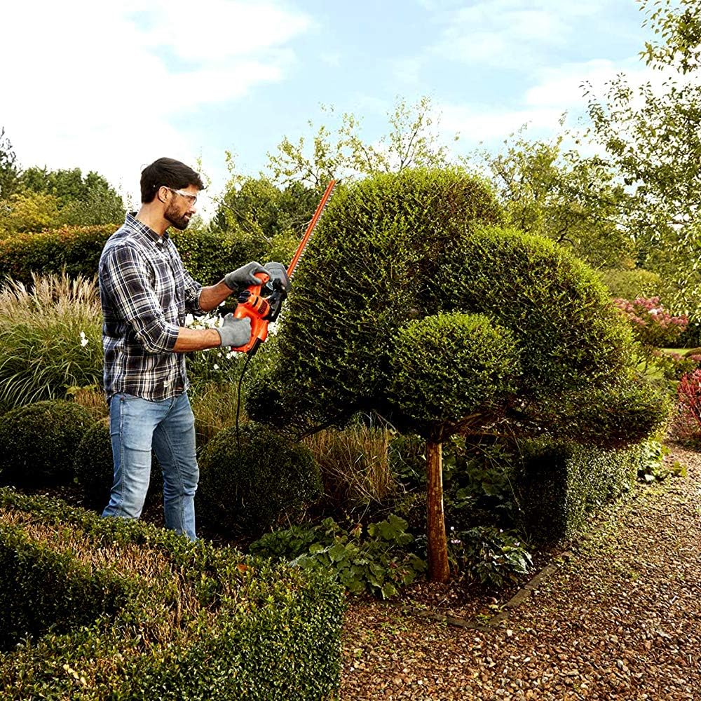 BLACK+DECKER Taille-Haies Filaire 420 W, Taille-Haies Electrique 45 cm avec 2 Poignées et Garde, Lame Asymétrique, Ecartement 16 mm, Robuste et Léger, BEHT201-QS Noir : Jardin