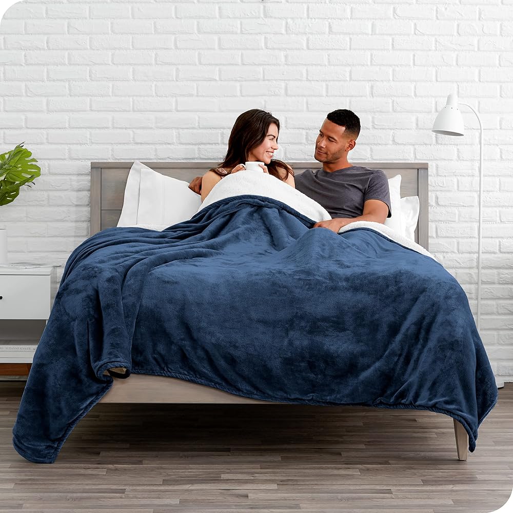 Bare Home Couverture Polaire Sherpa - Chaud et Léger - Couverture en Peluche Moelleuse et Douce - Réversible (220 x 240, Bleu Foncé) : Cuisine et Maison