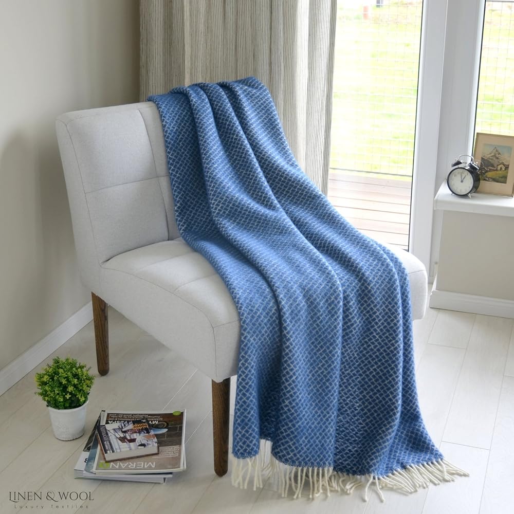 Linen & Cotton Couverture en Laine Douce de Qualite Sofia avec Franges - 100% Pure Laine de Nouvelle-Zélande, Bleu (130 x 170 cm) Plaid Canape Femme Homme en Laine Vierge Décoration de Votre Chambre : Cuisine et Maison