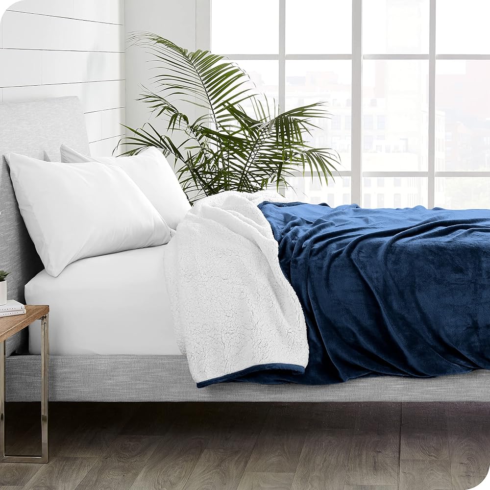 Bare Home Couverture Polaire Sherpa - Chaud et Léger - Couverture en Peluche Moelleuse et Douce - Réversible (220 x 240, Bleu Foncé) : Cuisine et Maison