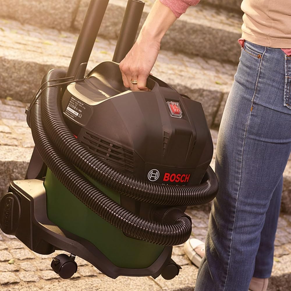 Bosch UniversalVac 15 Aspirateur d'atelier cuve 15 L avec kit d'accessoires