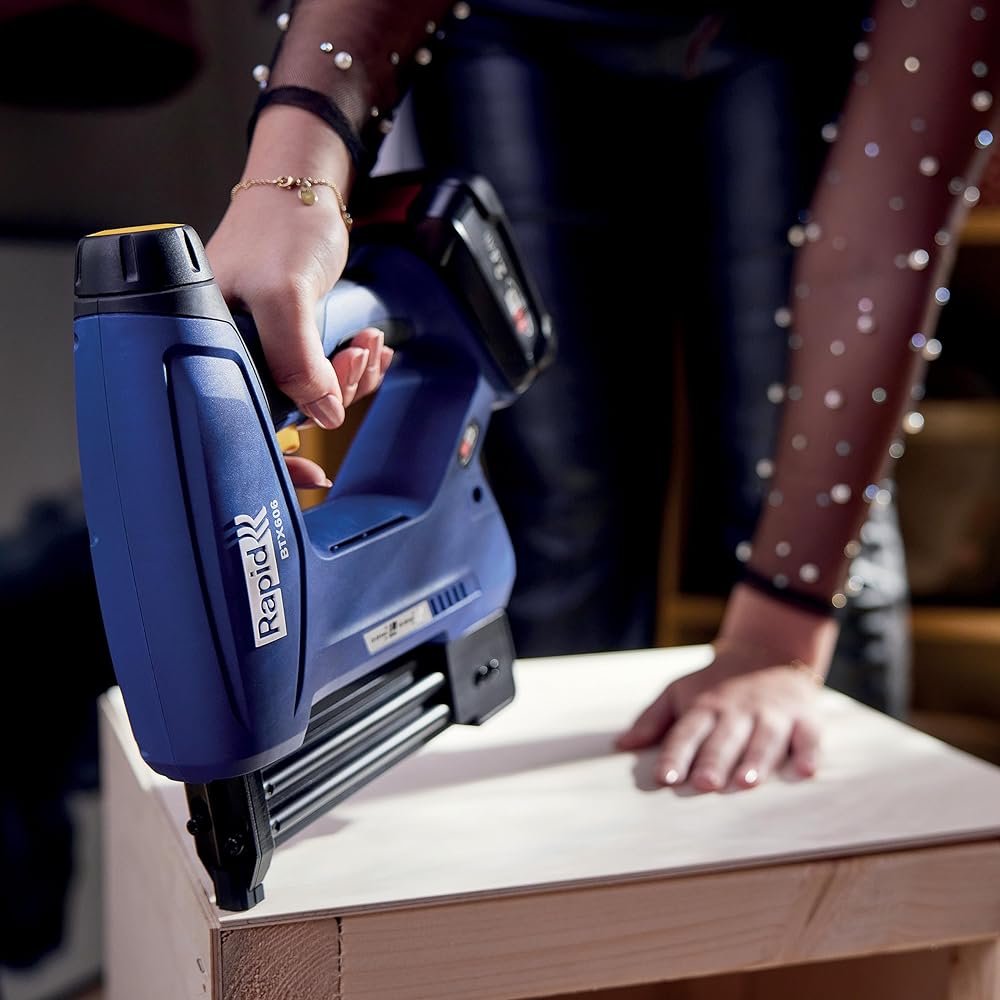 Rapid BTX606 - Agrafeuse Murale P4A 18V, Agrafeuse-Cloueuse Électrique Sans Fil à Batterie, pour Agrafes à Couronne Étroite & Pointes, Bois Dur & Tendre - Batterie Non Incluse (5001505) : Bricolage