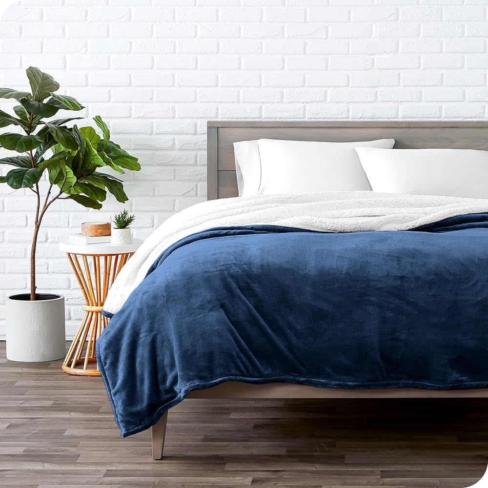 Bare Home Couverture Polaire Sherpa - Chaud et Léger - Couverture en Peluche Moelleuse et Douce - Réversible (220 x 240, Bleu Foncé) : Cuisine et Maison