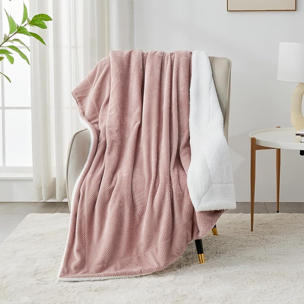 SOCHOW Plaid Canape Couverture Polaire, Couverture Duveteuse Super Douce Chaude, Légère, Couverture en Peluche Souple Réversible pour Lit Sofa Canapé-lit Gris Rose 220 x 240 cm : Cuisine et Maison