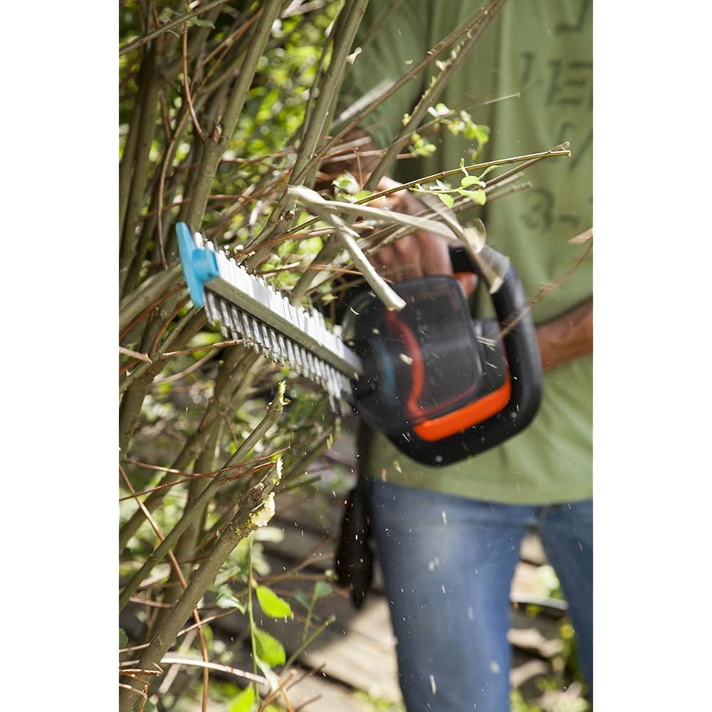 Taille-haies électrique PowerCut 700/65 de Gardena : taille-haies avec moteur de 700 W, 65 cm de longueur de lame, écartement des dents de 27 mm, poignée ergonomique et butée de protection (9835-20) : Jardin