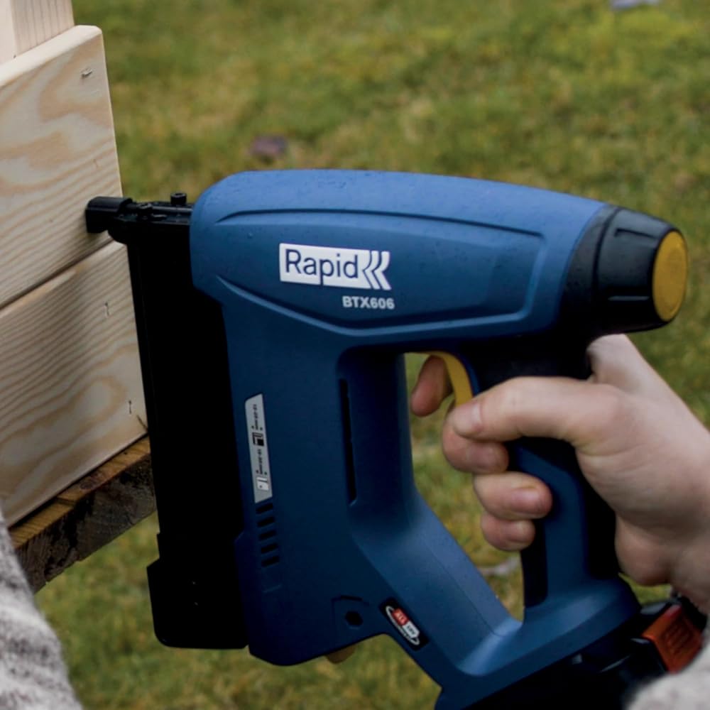 Rapid BTX606 - Agrafeuse Murale P4A 18V, Agrafeuse-Cloueuse Électrique Sans Fil à Batterie, pour Agrafes à Couronne Étroite & Pointes, Bois Dur & Tendre - Batterie Non Incluse (5001505) : Bricolage