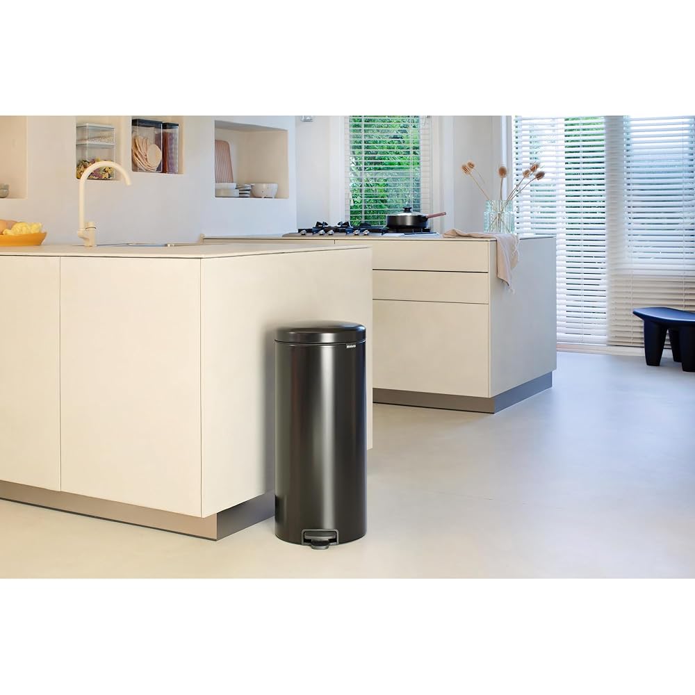 Brabantia - Poubelle 30l Newicon - Poubelle à Pédale avec Seau en Plastique - Grande Poubelle Base Antidérapante - Poubelle de Cuisine Hygiénique et Anti Odeurs - Poubelle Noir Mat : Brabantia: Cuisine et Maison