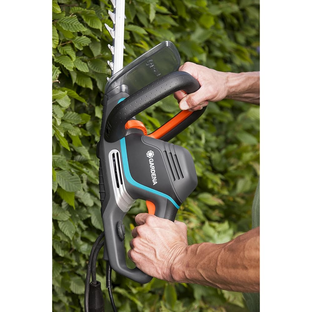 Taille-haies électrique PowerCut 700/65 de Gardena : taille-haies avec moteur de 700 W, 65 cm de longueur de lame, écartement des dents de 27 mm, poignée ergonomique et butée de protection (9835-20) : Jardin