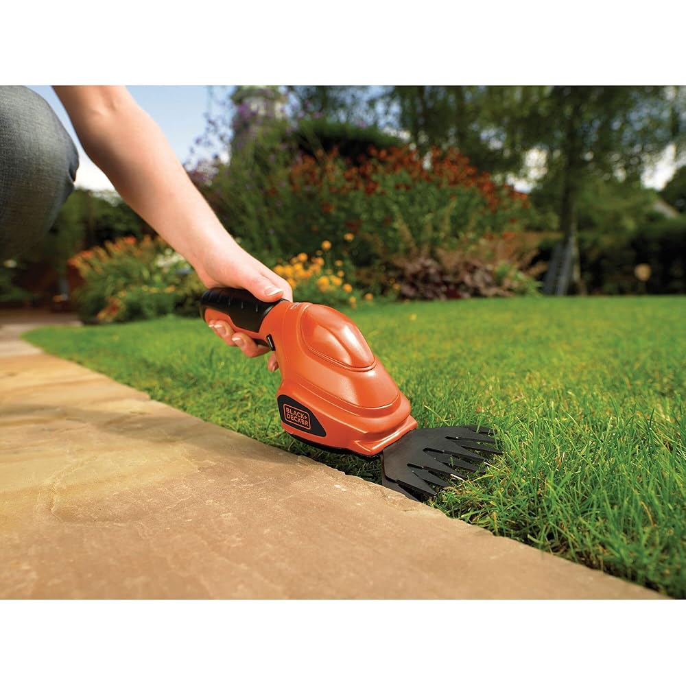 BLACK+DECKER Cisaille Electrique 3,6V, Sculpte-Haies avec Indicateur de Charge LED, Idéal pour Tailler les Parterres de Fleurs et les Bordures, Largeur de Lame 30 cm, Pas de Lame 23 mm, GSL200-QW Rouge : Bricolage