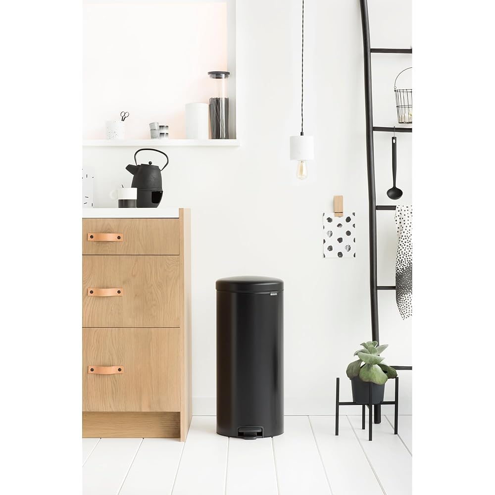 Brabantia - Poubelle 30l Newicon - Poubelle à Pédale avec Seau en Plastique - Grande Poubelle Base Antidérapante - Poubelle de Cuisine Hygiénique et Anti Odeurs - Poubelle Noir Mat : Brabantia: Cuisine et Maison